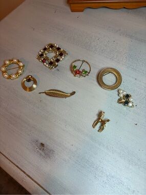 Vintage Gold-Tone Women’s Brooch Set with Pearl & Multicolor Enamel Accents